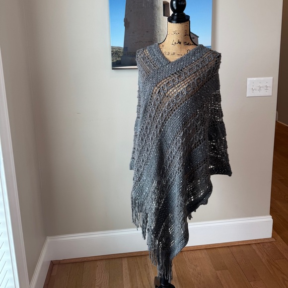 Gray knit poncho /shawl with sequin and fringe detail Riah fashion LA - Picture 6 of 11
